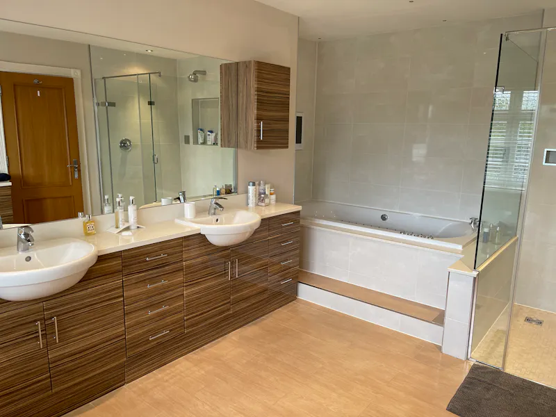 Bath at Buckinghamshire Home, D2656 (photo 7)