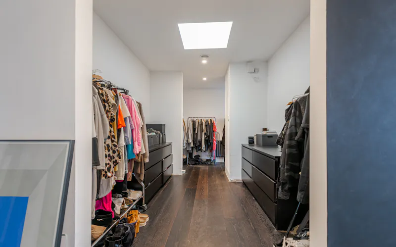 Dressing room at Minimalist home in Storrington, D2621 (photo 23)