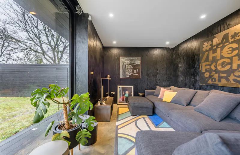 Sitting room at Minimalist home in Storrington, D2621 (photo 12)
