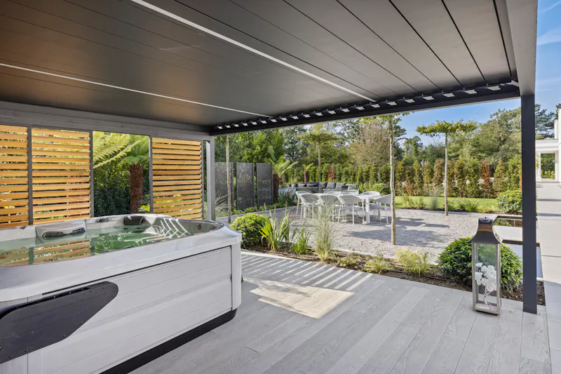 Jacuzzi at Incredible Ashtead mansion, D2622 (photo 12)