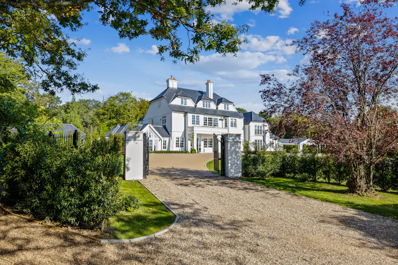 Driveway at Incredible Ashtead mansion, D2622 (photo 1)