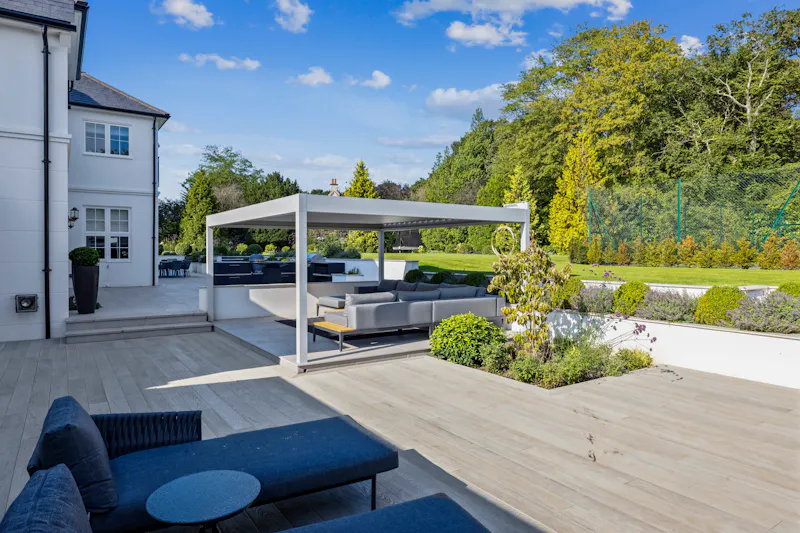 Garden at Incredible Ashtead mansion, D2622 (photo 11)