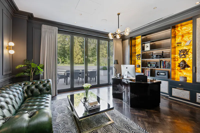 Study at Incredible Ashtead mansion, D2622 (photo 39)