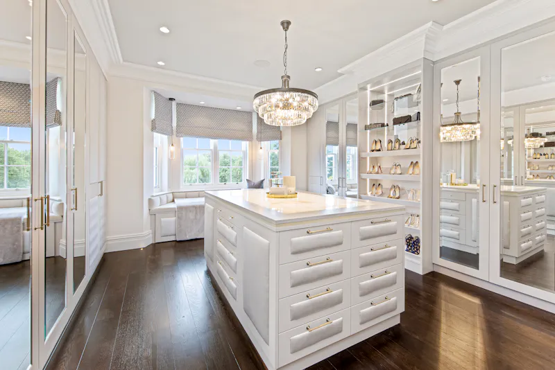 Dressing room at Incredible Ashtead mansion, D2622 (photo 49)