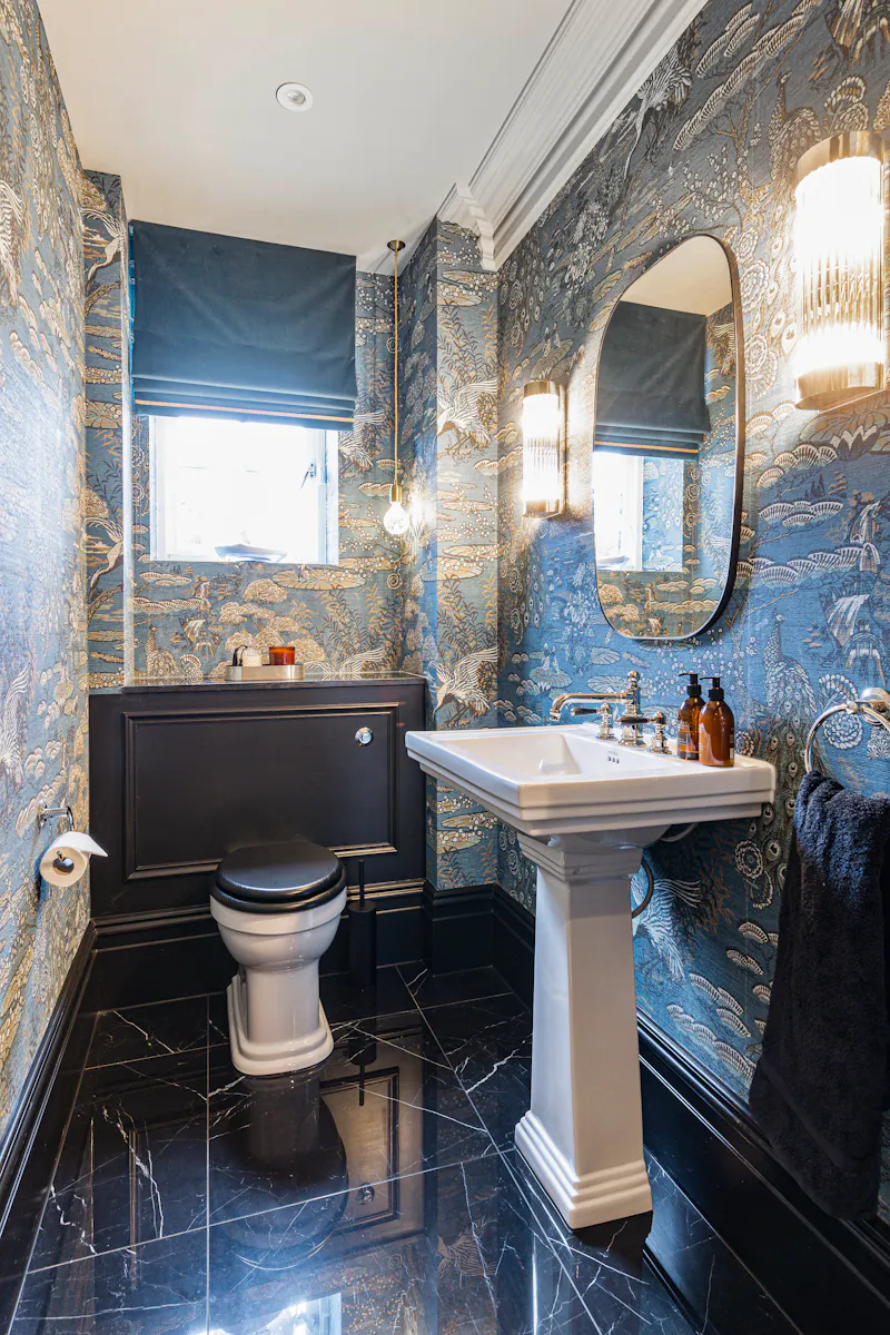 Wallpaper at Incredible Ashtead mansion, D2622 (photo 58)