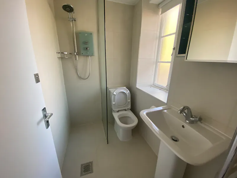 Bathroom at Hyde Park grade 2 listed lodge, A1569 (photo 6)
