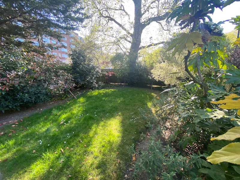 Garden at Hyde Park grade 2 listed lodge, A1569 (photo 9)