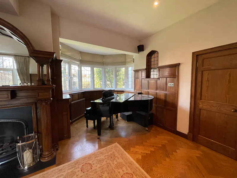 Piano at Versatile house in Richmond, A1570 (photo 11)