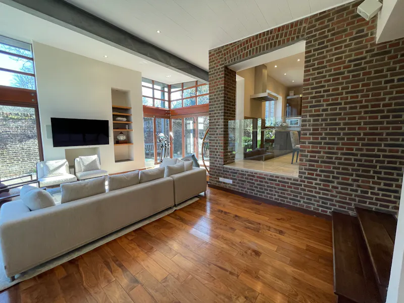 Exposed brick at Versatile house in Richmond, A1570 (photo 21)