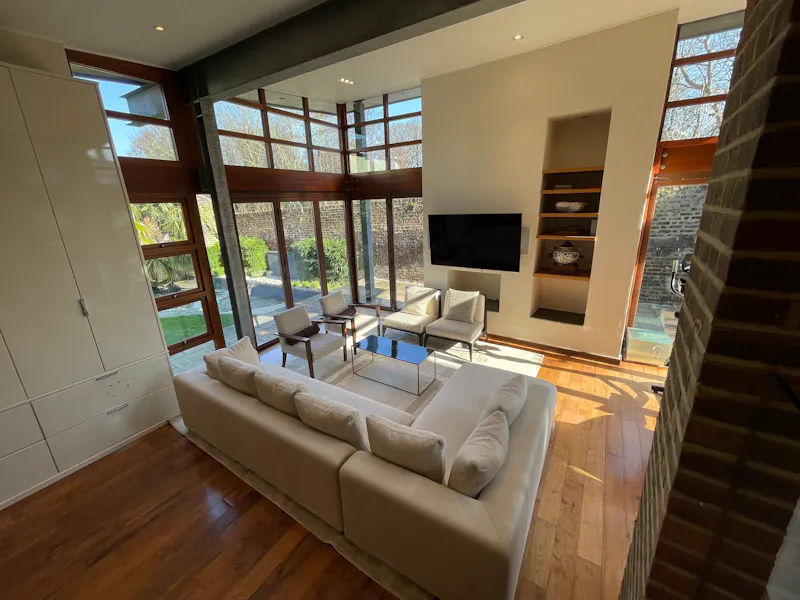Living Room at Versatile house in Richmond, A1570 (photo 22)