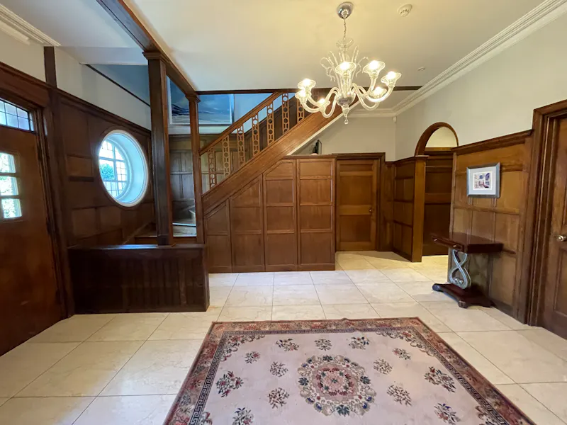 Entrance hall at Versatile house in Richmond, A1570 (photo 2)