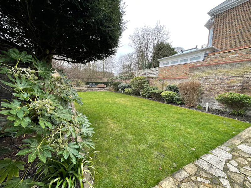 Versatile house in Richmond, A1570 (photo 77)