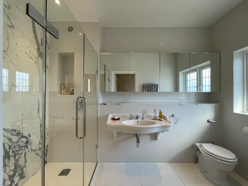 Bathroom at Versatile house in Richmond, A1570 (photo 52)