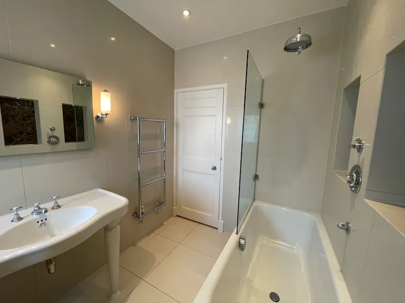 Bath at Versatile house in Richmond, A1570 (photo 57)