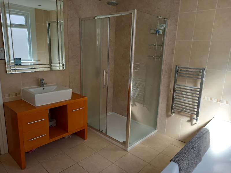 Shower at Carshalton family house, D2627 (photo 40)