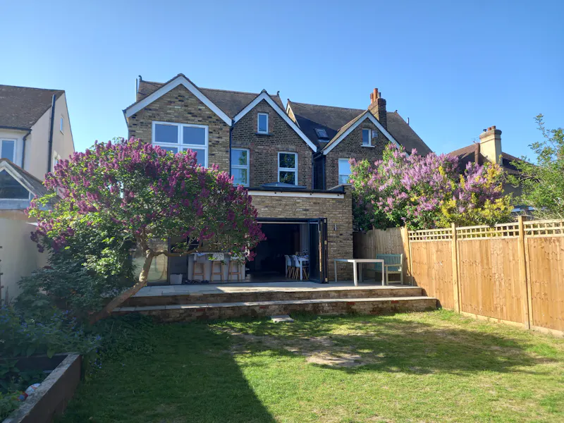 Garden at Carshalton family house, D2627 (photo 50)