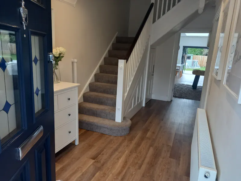 Entrance hall at Carshalton family house, D2627 (photo 2)