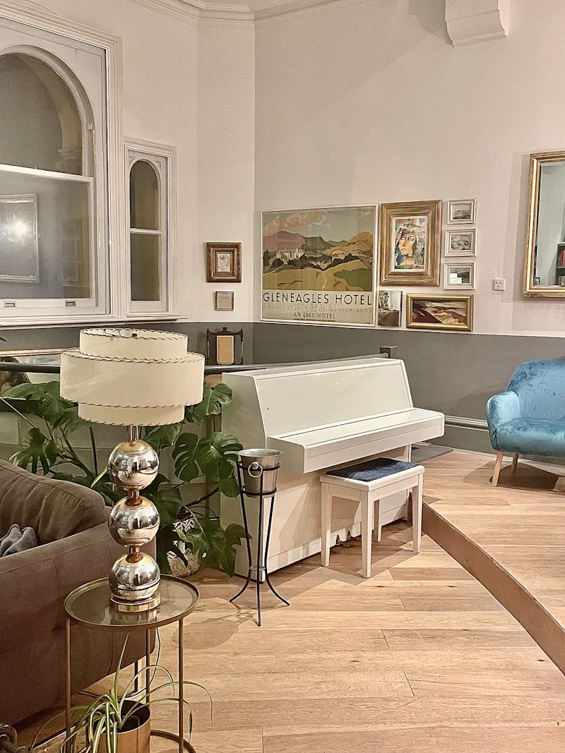 Piano at Open Plan Brighton Apartment , F1218 (photo 4)