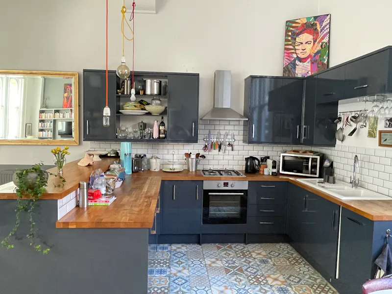 Tiled at Open Plan Brighton Apartment , F1218 (photo 6)