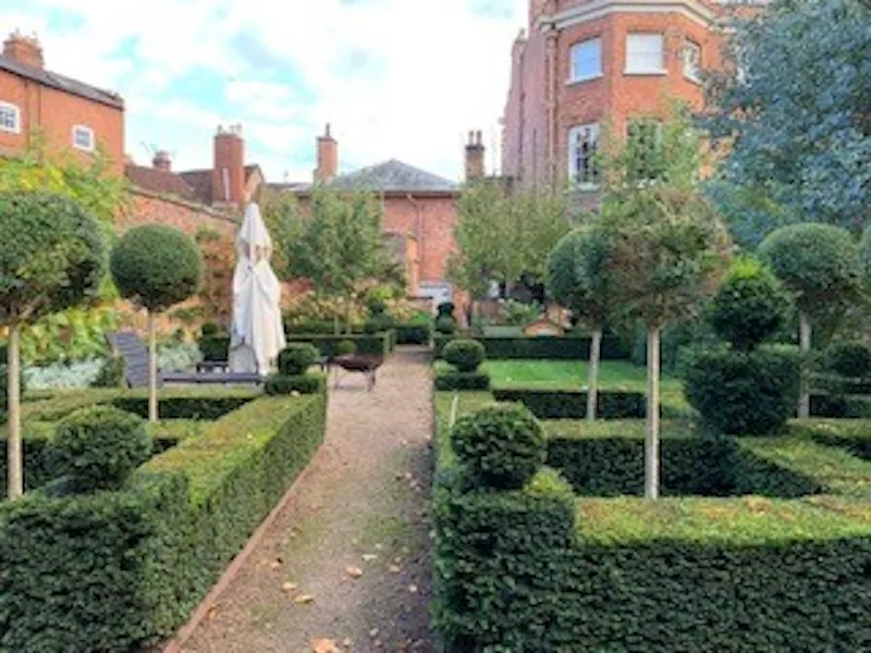 Garden at Georgian Shrewsbury house, A1574 (photo 12)
