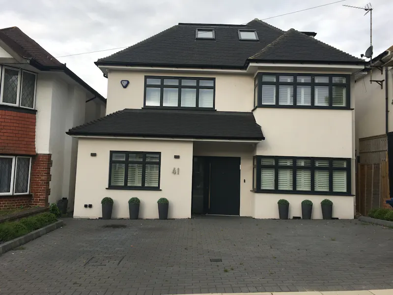 Driveway at Modern white house Mill Hill, D2628 (photo 1)