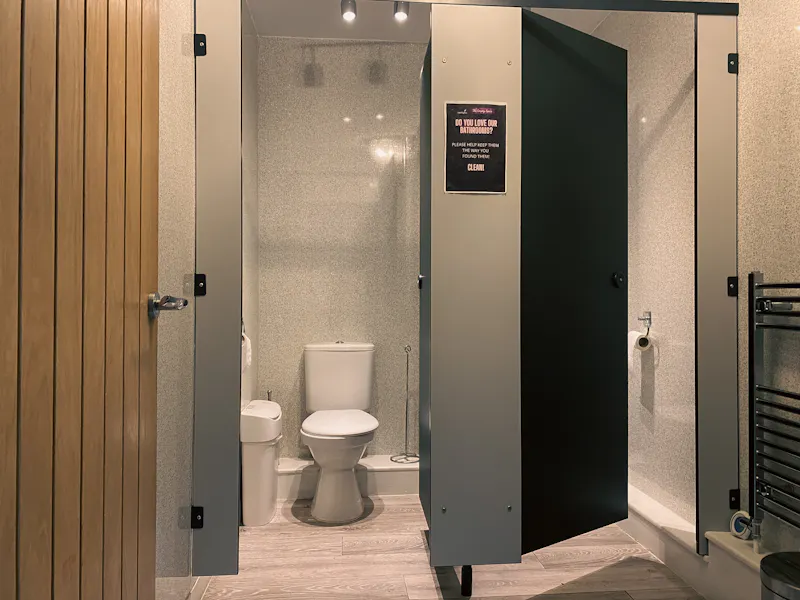 Bathroom at Deansgate rehearsal room, N514 (photo 18)