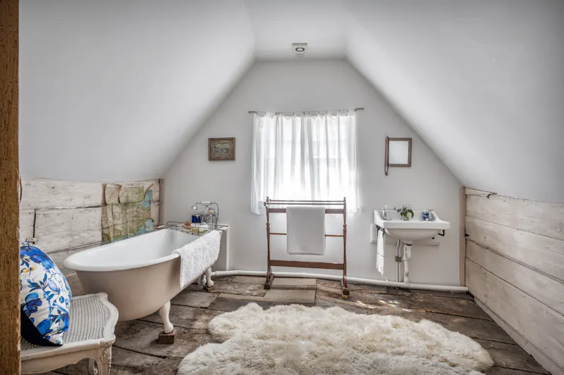 Bathroom at Pretty South Downs farmhouse, L403 (photo 22)