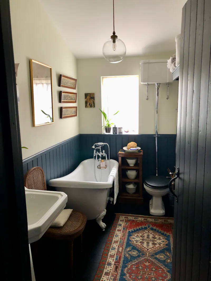 Bathroom at Pretty South Downs farmhouse, L403 (photo 26)