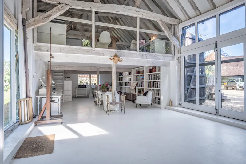 Open plan at Pretty South Downs farmhouse, L403 (photo 55)