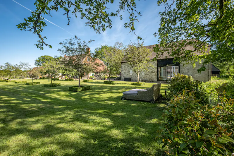 Pretty South Downs farmhouse, L403 (photo 63)