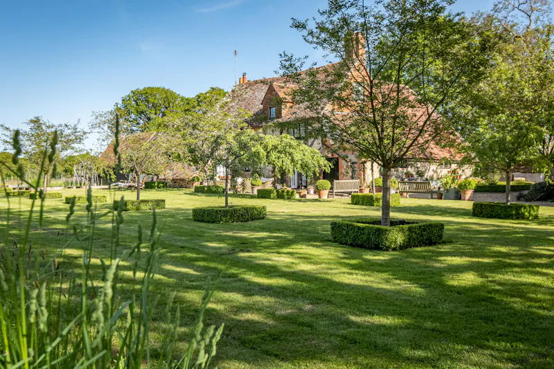 Garden at Pretty South Downs farmhouse, L403 (photo 1)