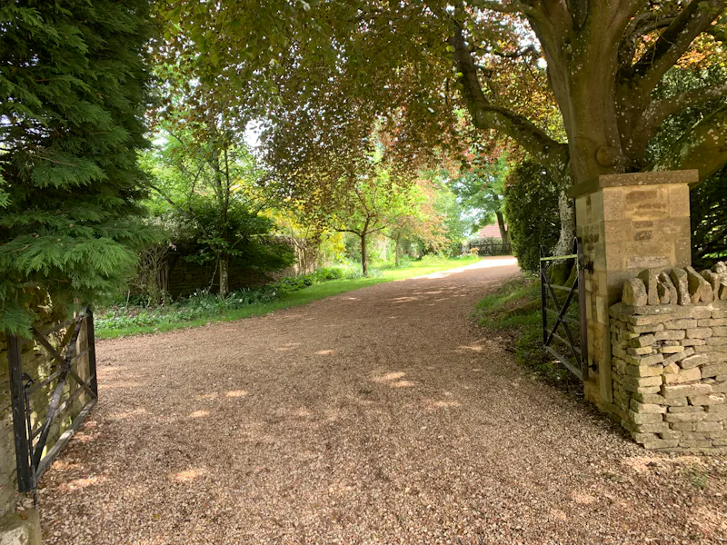 Driveway at Striking Cotswolds manor home , H187 (photo 47)
