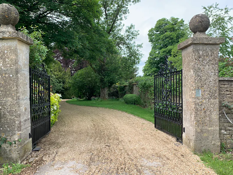 Gate at Striking Cotswolds manor home , H187 (photo 49)