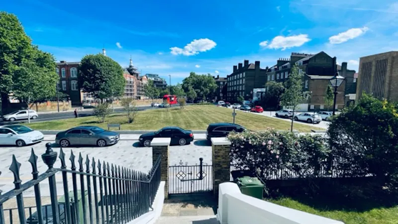 Gate at Luxury Kennington townhouse, A1017 (photo 2)