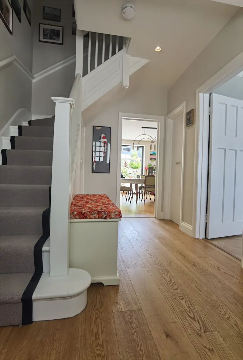 Entrance hall at 1930's Semi in Muswell Hill, D2637 (photo 2)
