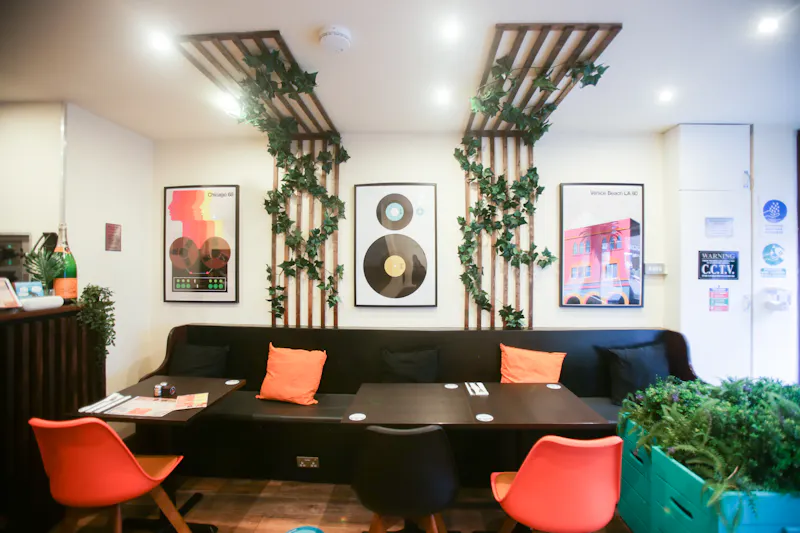 Cozy bar in Peckham, R857 (photo 2)
