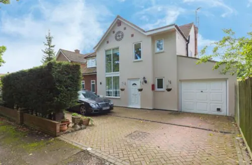 Vacant Rickmansworth house, D2638