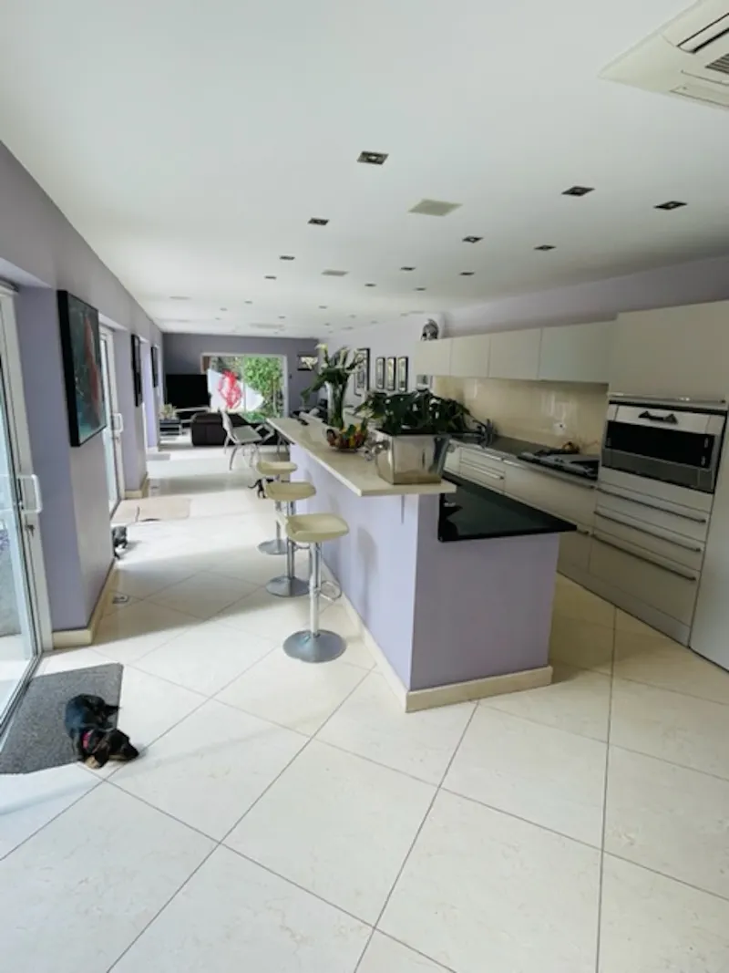 Kitchen island at Luxury Kennington townhouse, A1017 (photo 36)