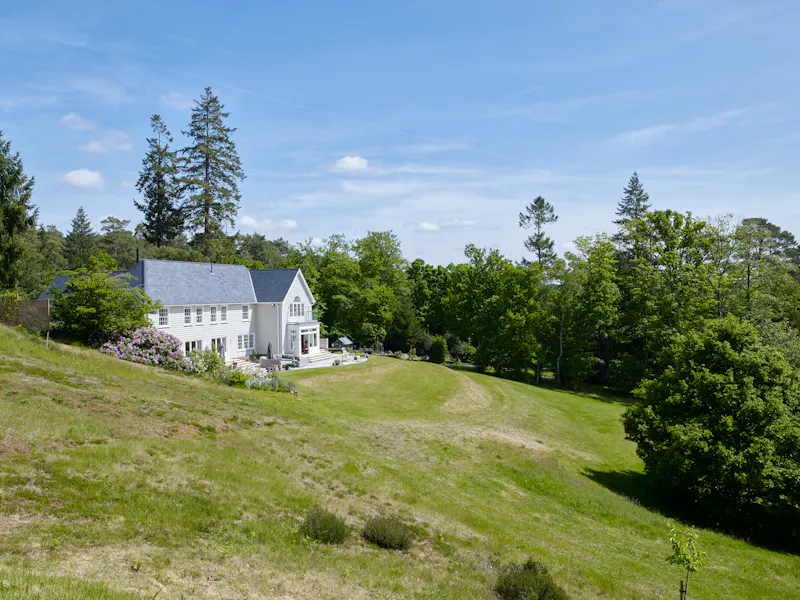 White colonial  house in Churt, D2631 (photo 48)