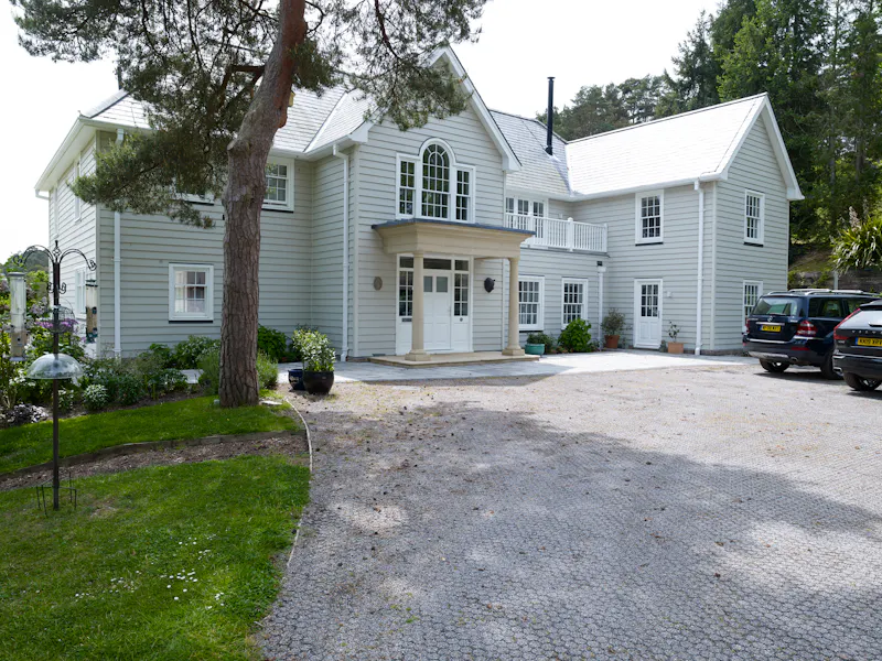 White colonial  house in Churt, D2631 (photo 67)