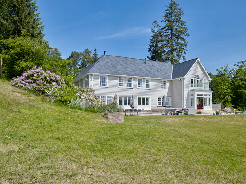 White colonial  house in Churt, D2631 (photo 47)