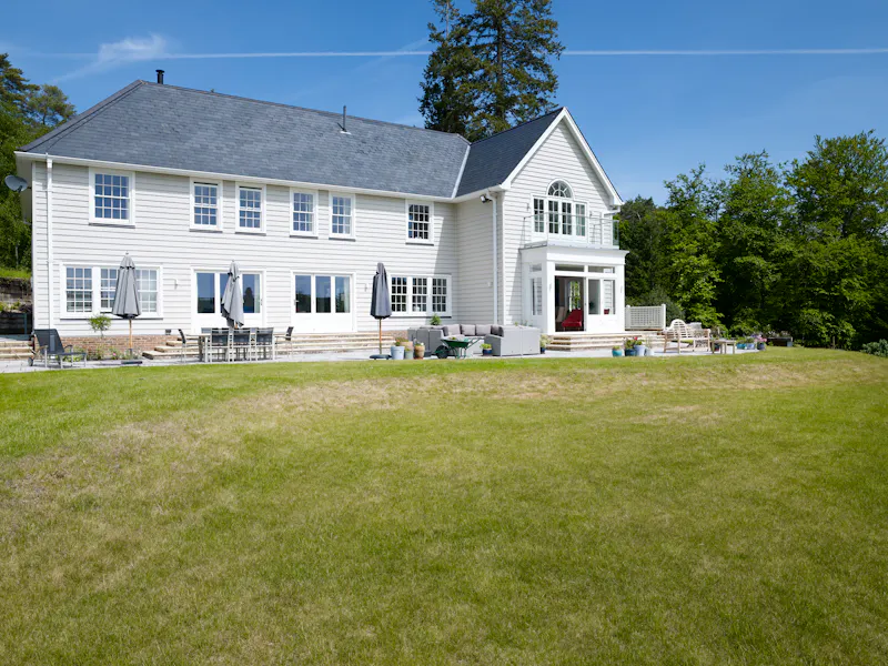 White colonial  house in Churt, D2631 (photo 46)