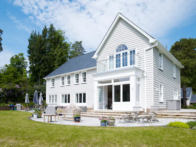 White colonial  house in Churt, D2631 (photo 1)