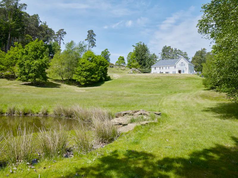 White colonial  house in Churt, D2631 (photo 60)