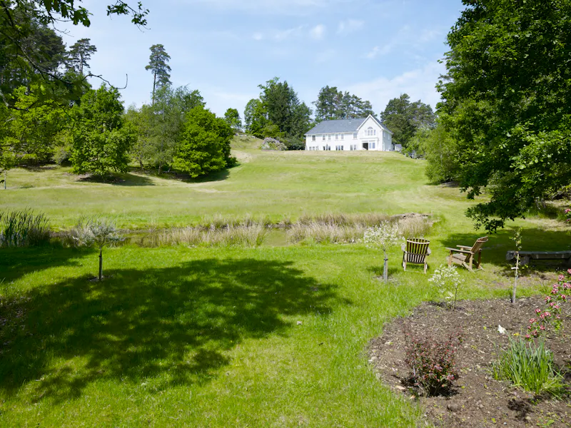 White colonial  house in Churt, D2631 (photo 61)