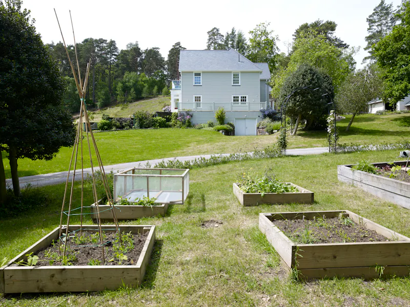 White colonial  house in Churt, D2631 (photo 49)