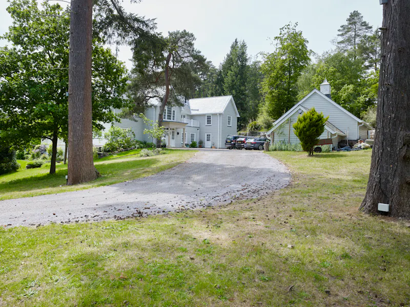 White colonial  house in Churt, D2631 (photo 66)