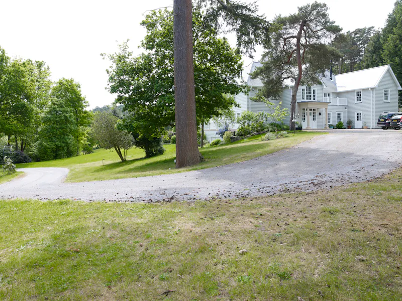 White colonial  house in Churt, D2631 (photo 65)