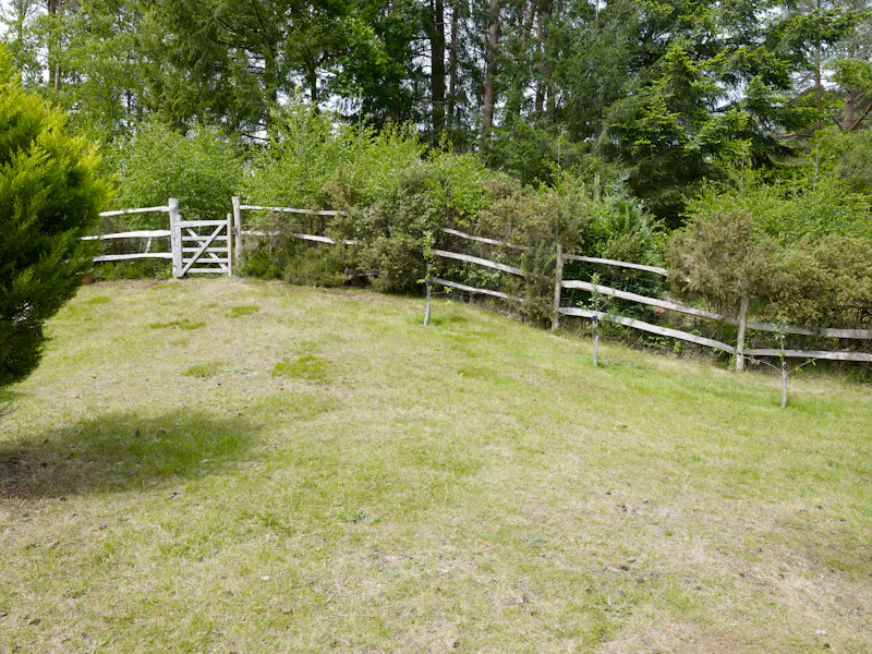White colonial  house in Churt, D2631 (photo 57)