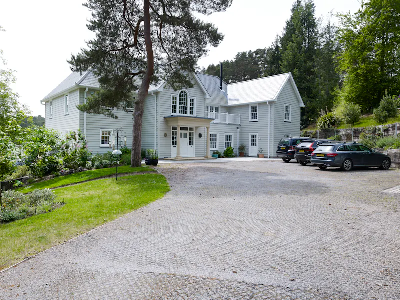 White colonial  house in Churt, D2631 (photo 68)